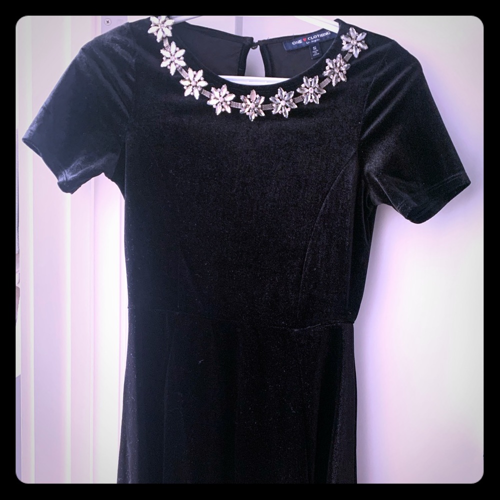 Short sleeve black dress